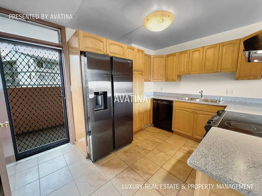Renovated 3 bdrm condo with electricity, cable & internet included! — Photo 1