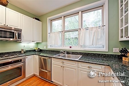 4th image of 2850 N Lakewood Ave Unit F