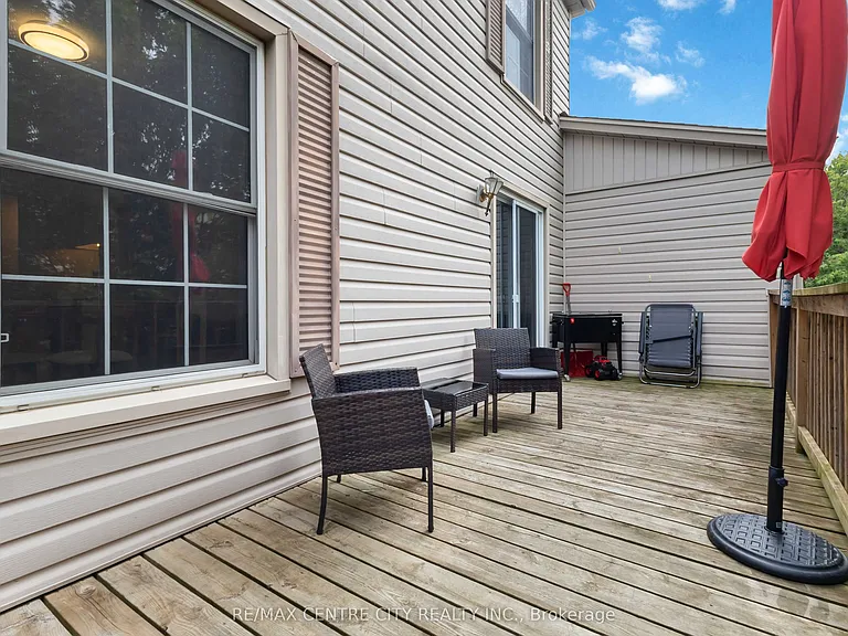 423 Everglade Cres — Photo 9