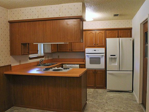 4th image of 216 N Heights Dr