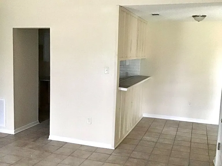 2132 Gardere Ln — Photo 7