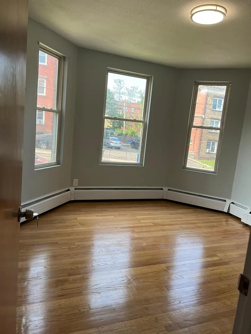 2 bed, 1100 sqft, $1,700 — Photo 2