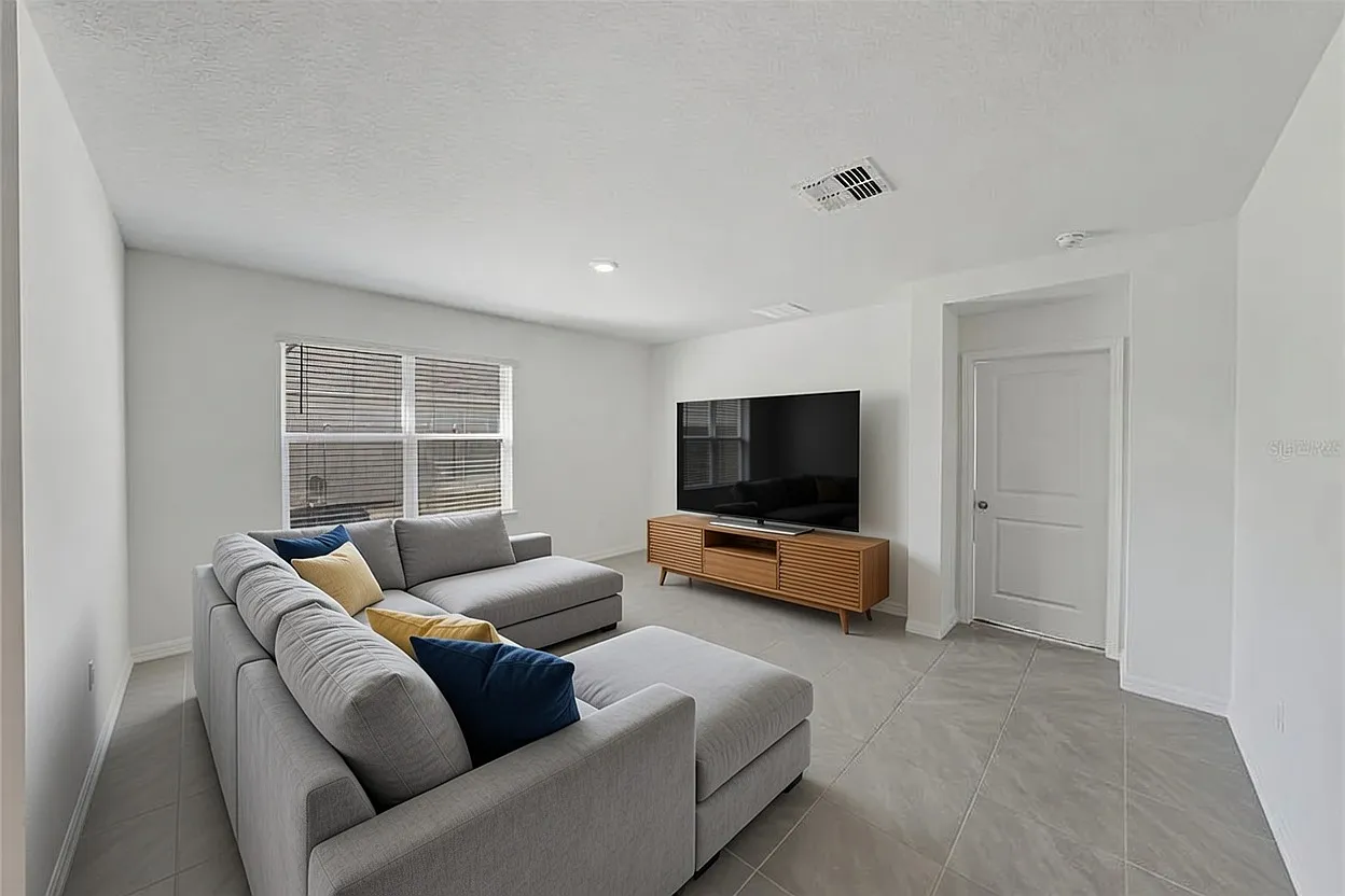 4 bed, 1828 sqft, $2,550 — Photo 2