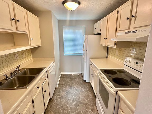 4th image of 384 Wellington Ct