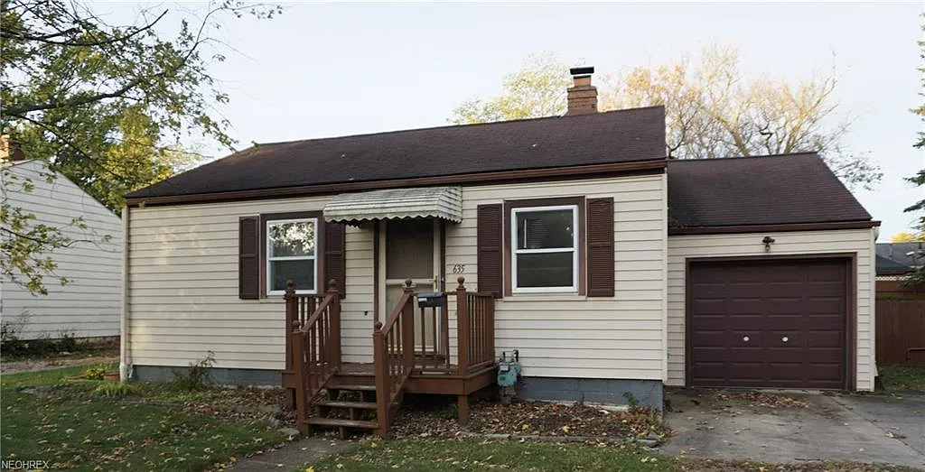 635 Oak St photo 1