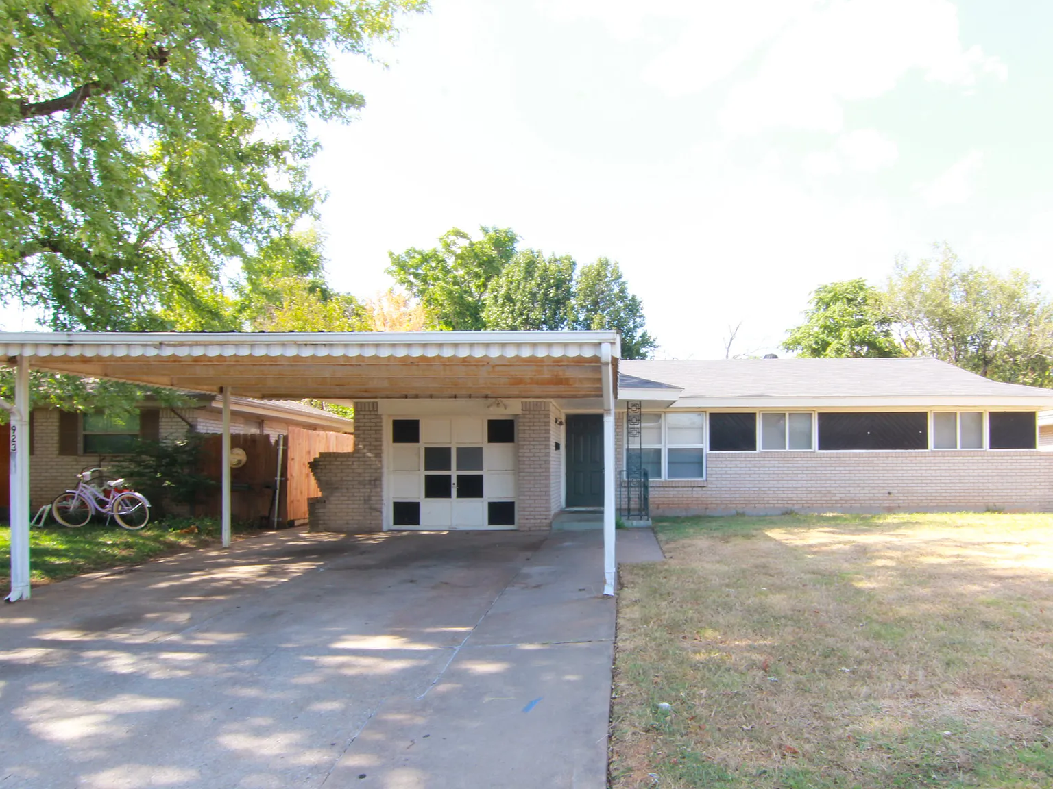 3 bed, 1.5 bath, 875 sqft, $1,350 — Photo 1