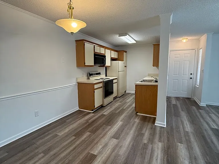 701 Coventry Ln #B5 — Photo 2