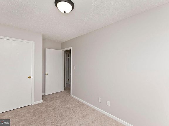 5th image of 413 Surrey Club Ln
