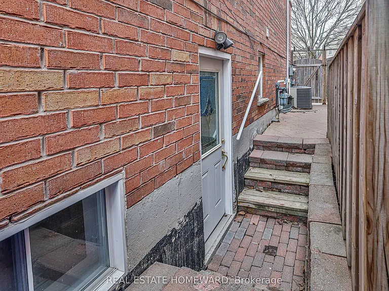 168 Wainscot Ave #LOWER — Photo 2