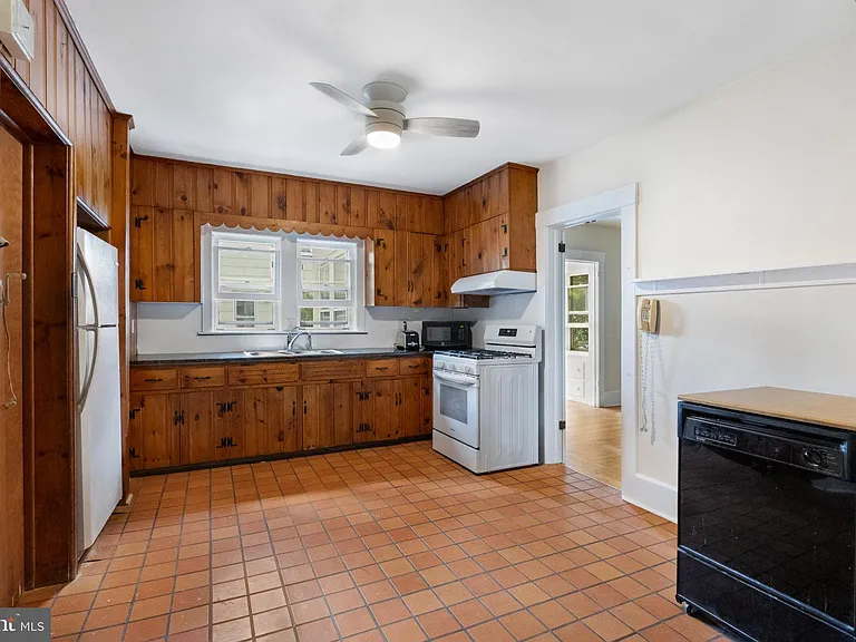 219 Washington Rd — Photo 9