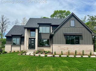 2934 W Walton Blvd, Waterford, MI 48329