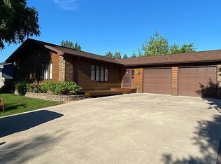 533 N 51st St, Grand Forks, ND 58203