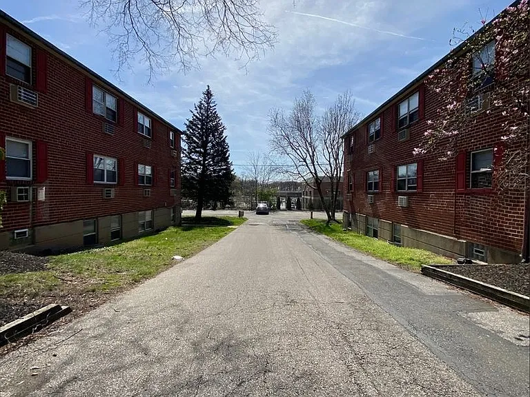 Fallsview Gardens — Photo 17
