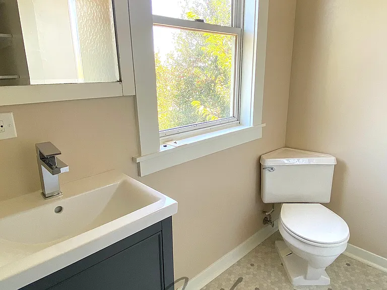 1028 Broadway — Photo 14