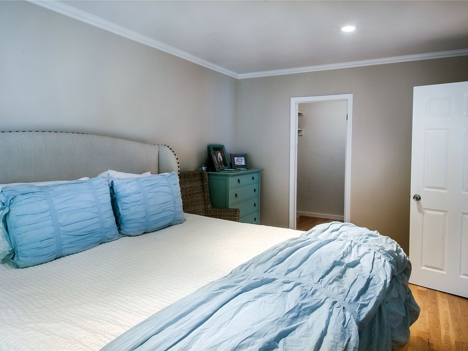 King Size Bed - Walk in closet- v