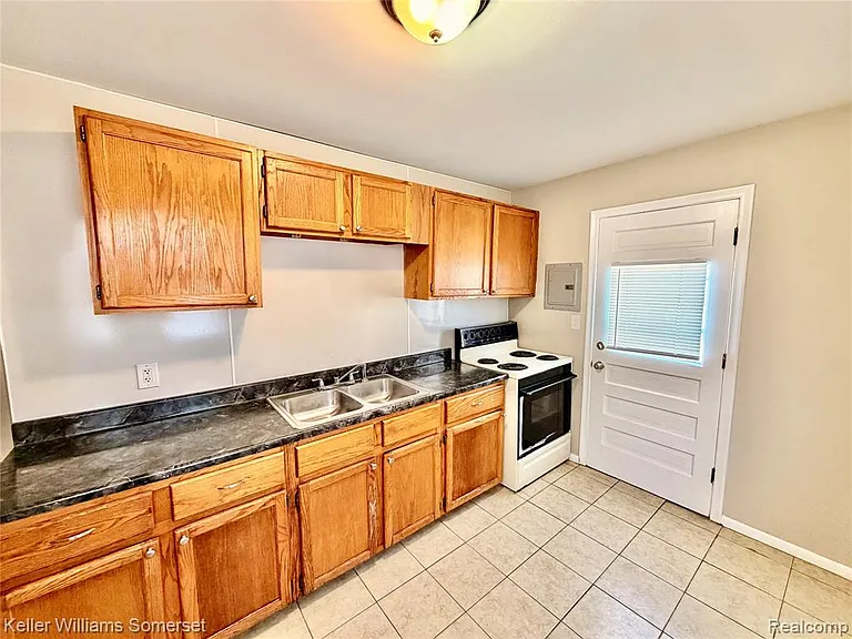 12753 Georgiana Ave — Photo 6