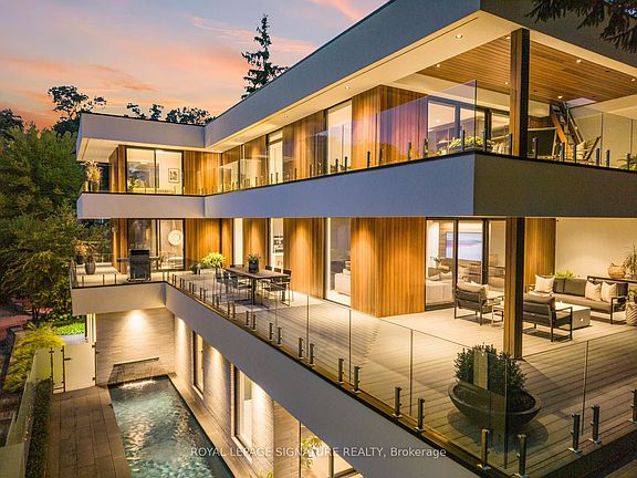 3rd image of 8 Fallingbrook Cres