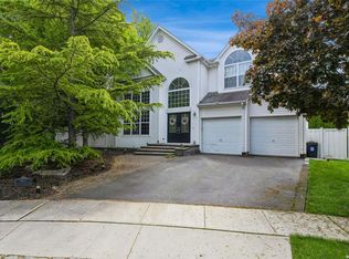 23 Hyacinth Ct, Melville, NY 11747