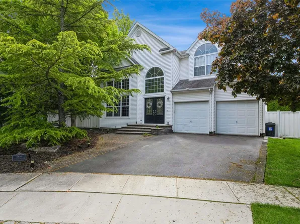 23 Hyacinth Court, Melville, NY 11747