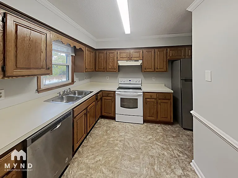 2200 Long And Winding Rd — Photo 3