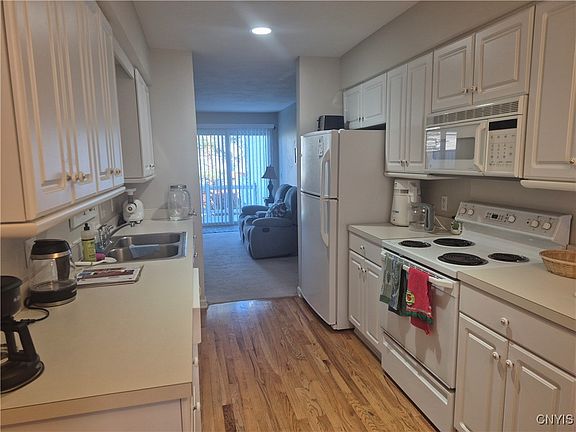 4th image of 331 Summerhaven Dr N