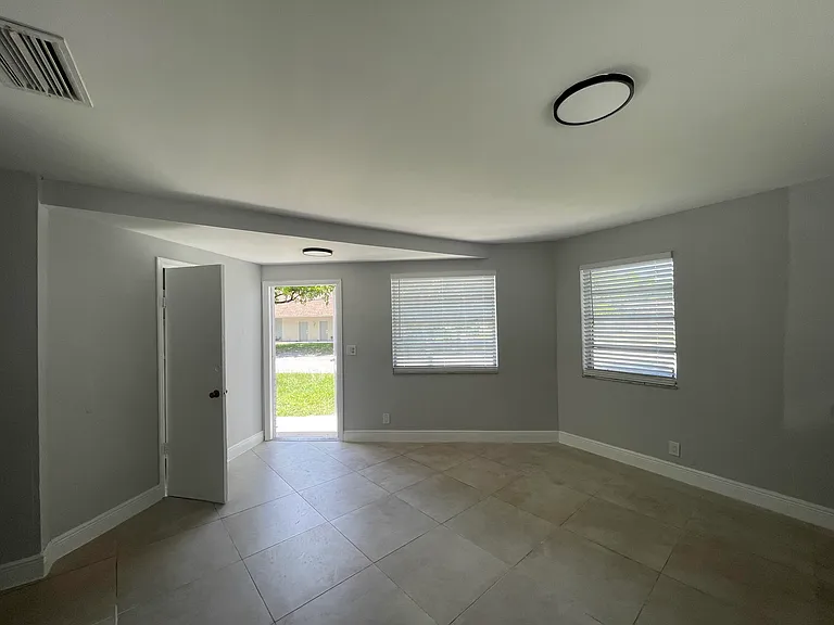 921 SW 10th Dr #3 — Photo 8