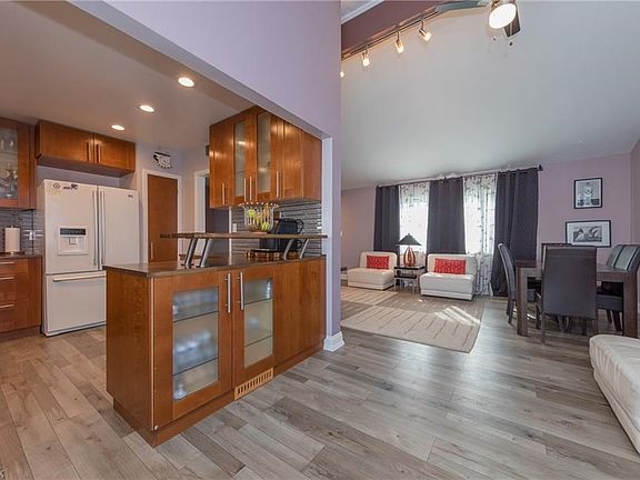 3rd image of 1259 Golden Gate Blvd