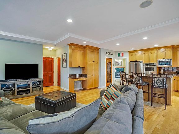 3rd image of 196 Barrio Way