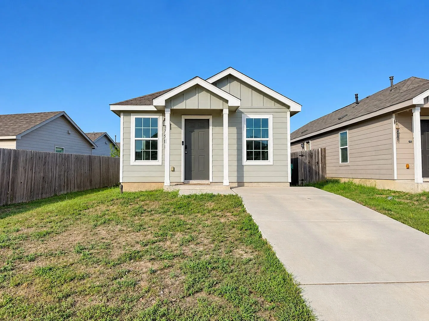 Charming 3BR Home with Open Floor Plan Near Lackland AFB & SeaWorld — Photo 1
