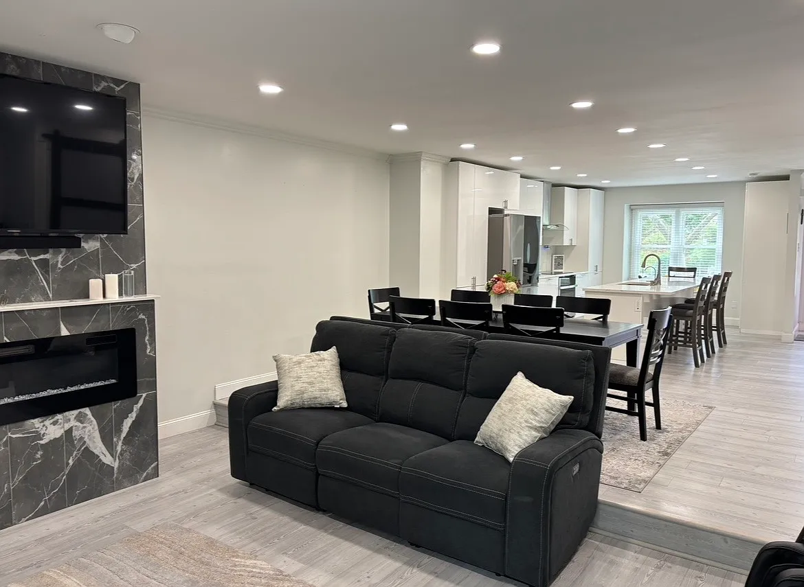 4 bed, 2.5 bath, 2300 sqft, $3,000 — Photo 2