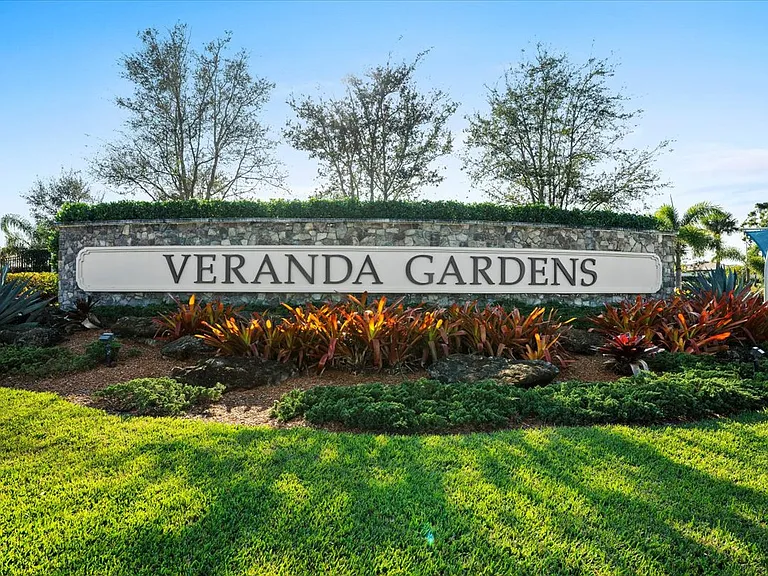 640 SE Monet Dr — Photo 31