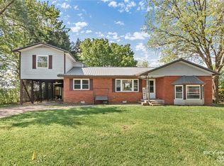 505 El Paso St SE, Gravette, AR 72736