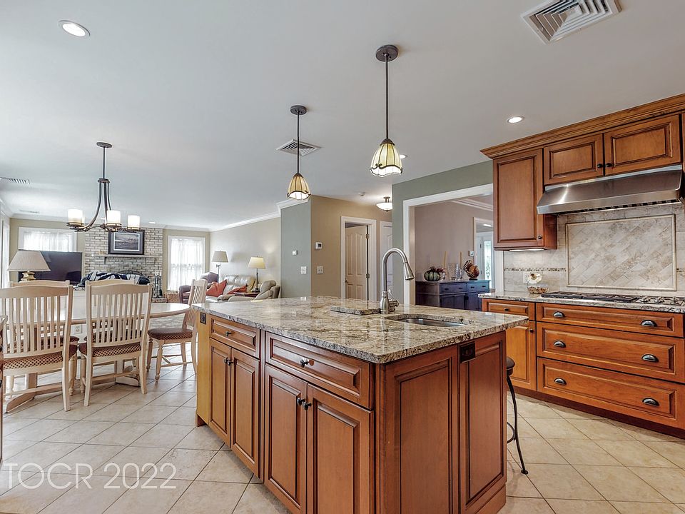 1st image of 6 Stacey Ln