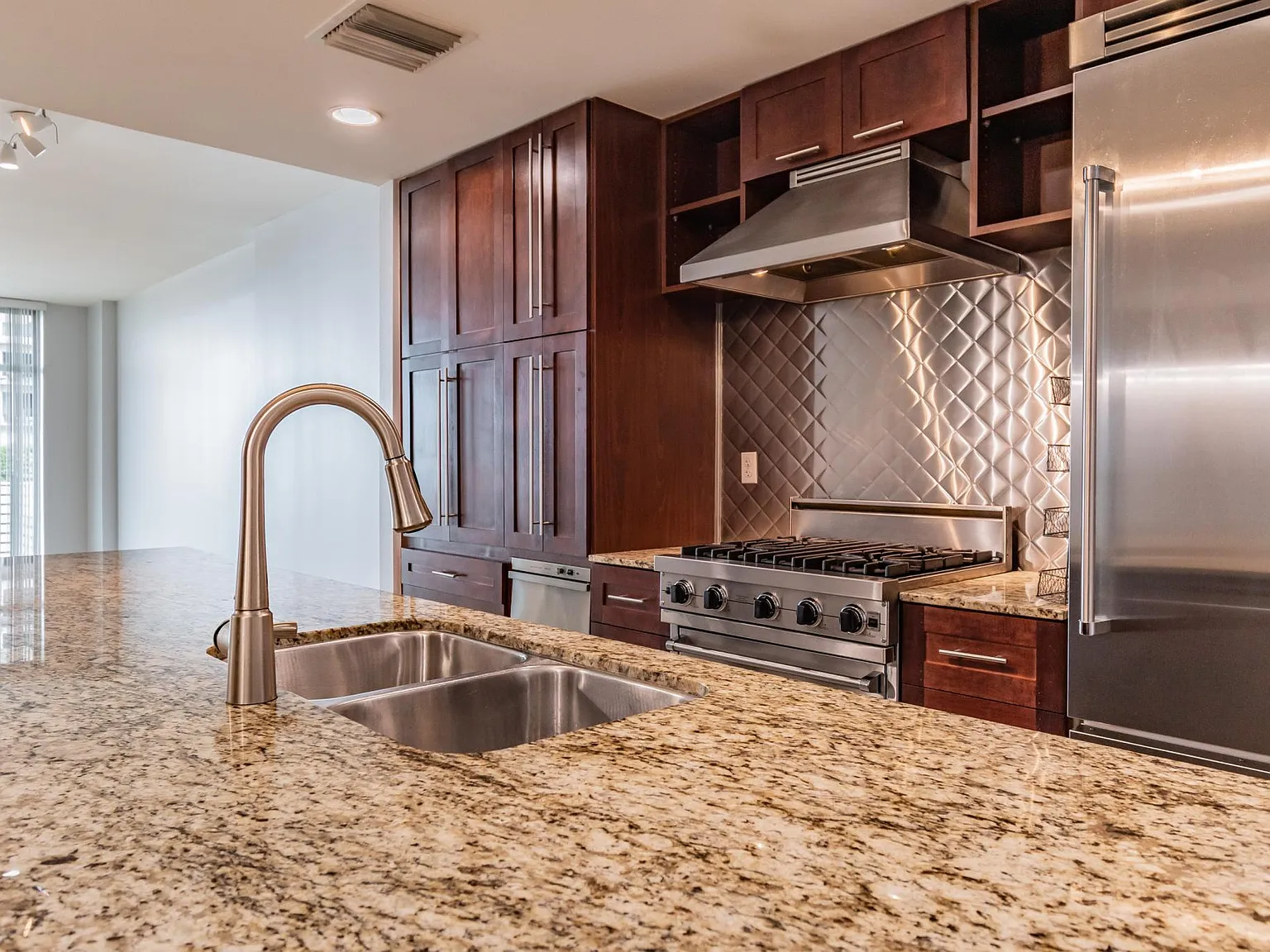 2 bed, 1050 sqft, $3,100 — Photo 4