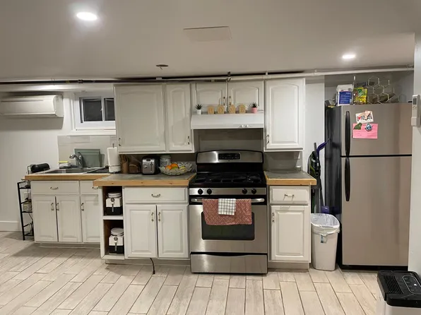 (undisclosed Address), Lindenhurst, NY 11757