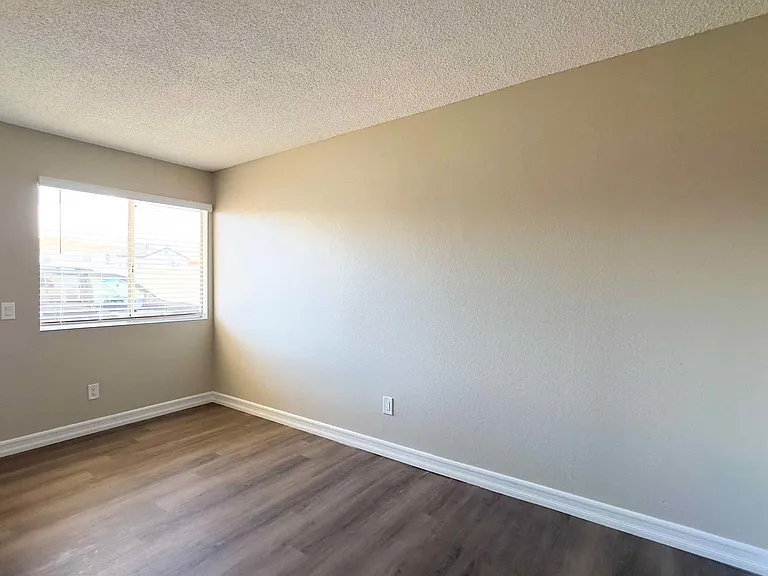 4325 Texas St — Photo 4