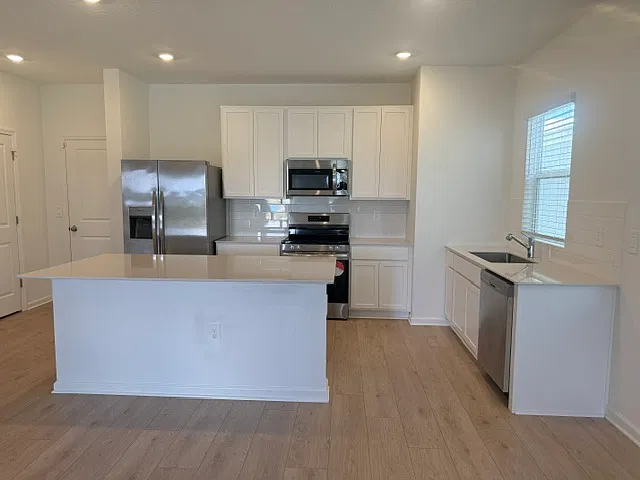 4 bed, 2071 sqft, $2,750 — Photo 3