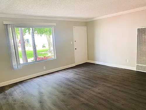 Vio Cerritos — Photo 49