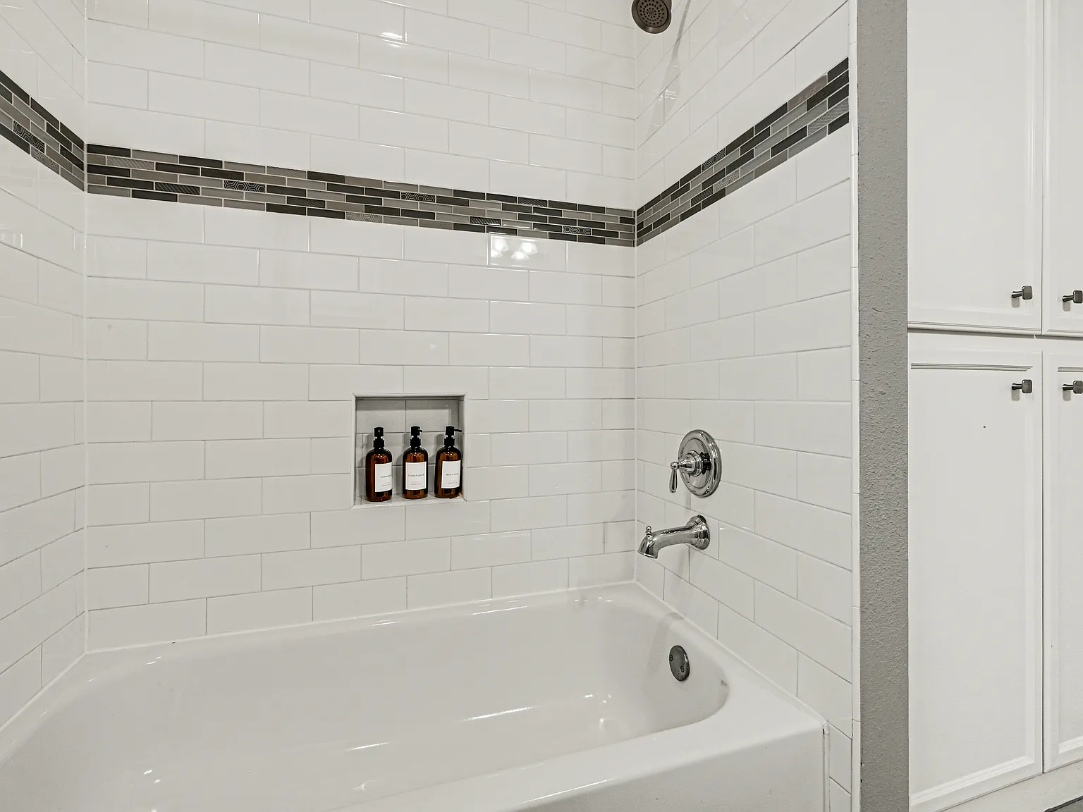 4 bed, 2000 sqft, $7,400 — Photo 4
