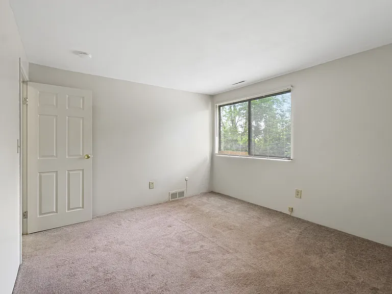 Greenwich Manor Apartments — Photo 70