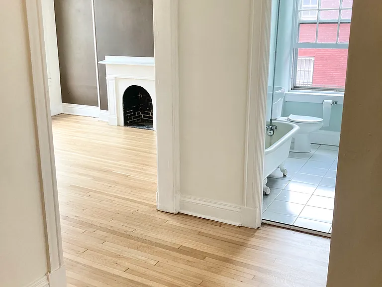 216 W Madison St #2R — Photo 3