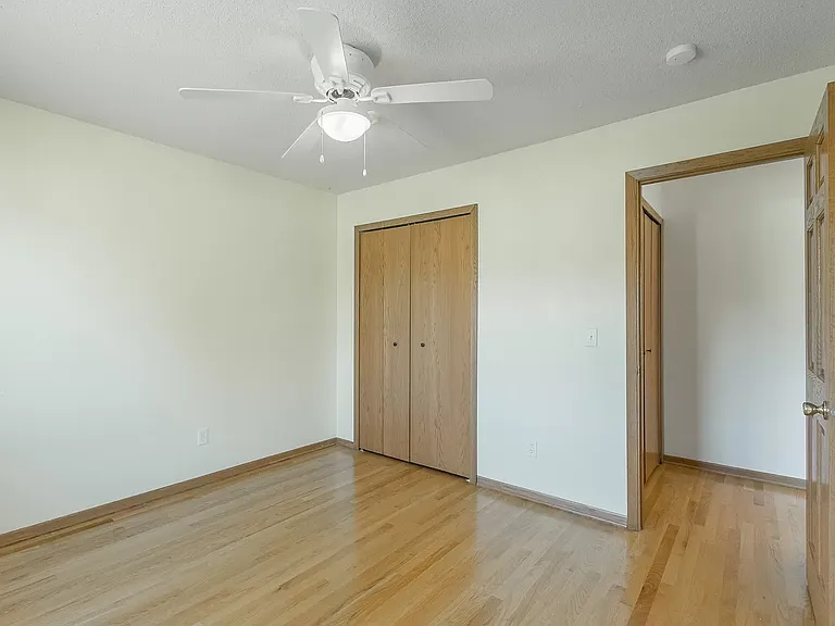 5140 Cottonwood Ln N — Photo 3