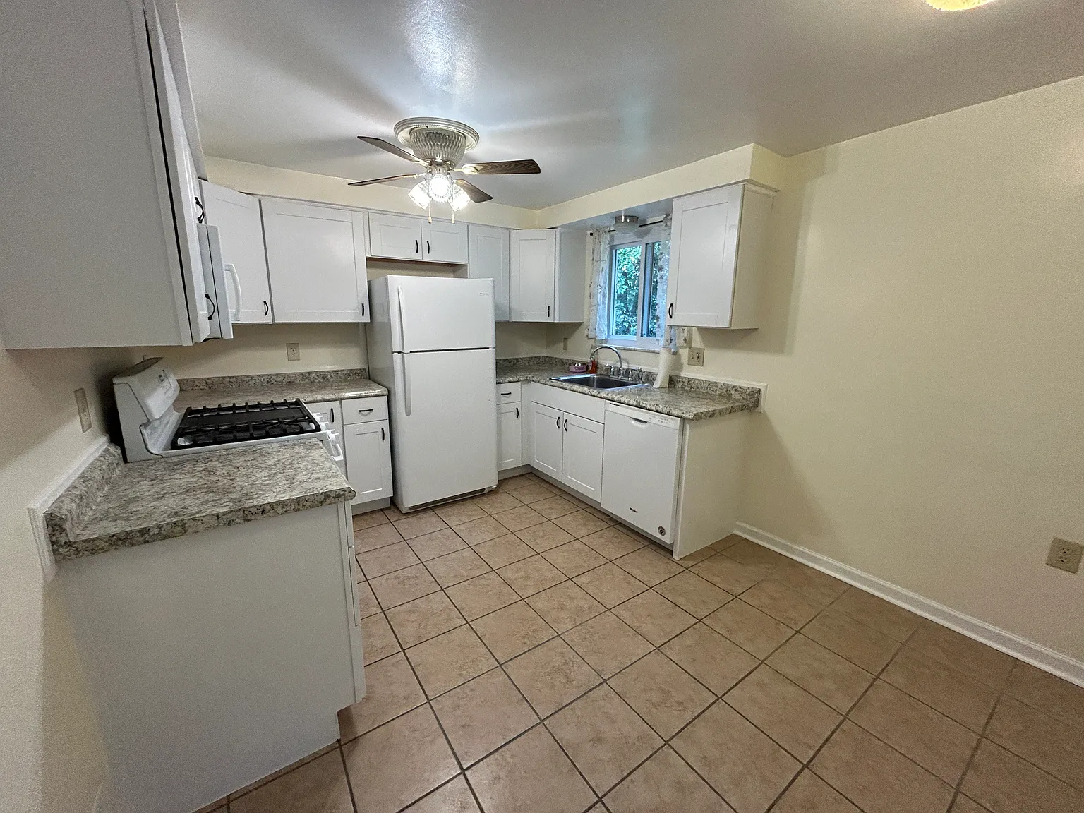 3 bed, 958 sqft, $2,000 — Photo 4