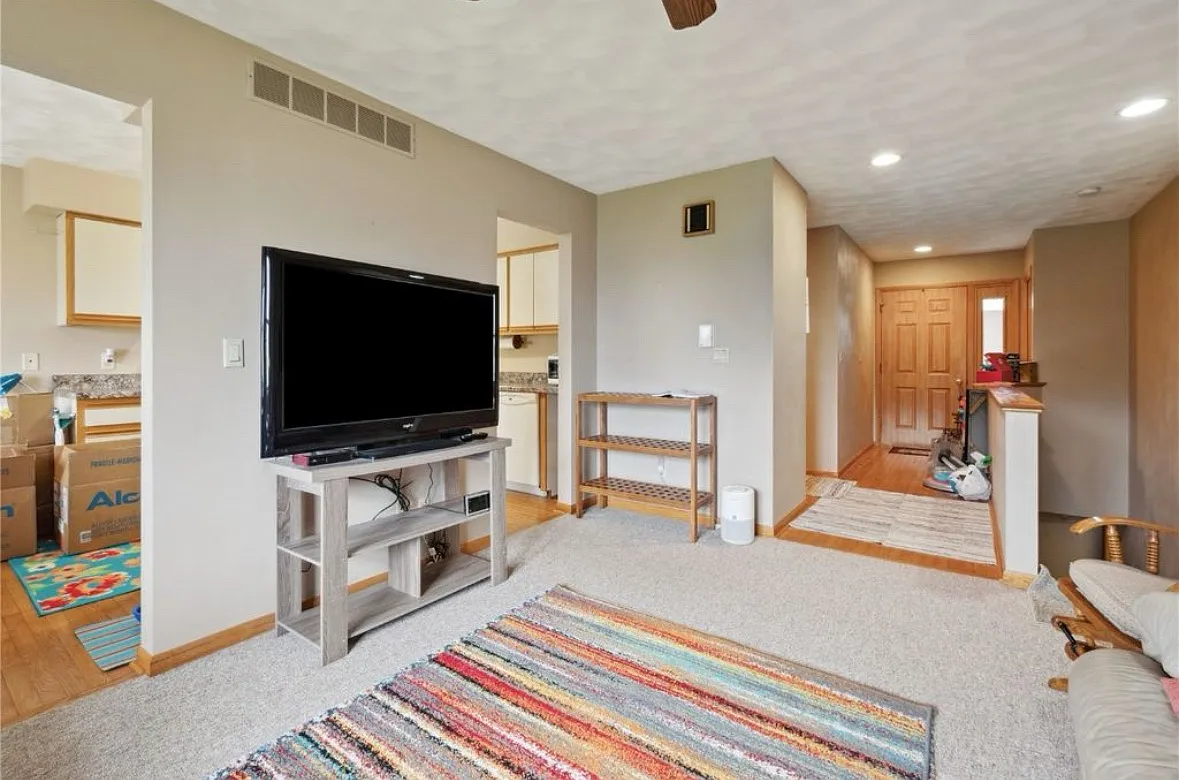 3 bed, $1,400 — Photo 2
