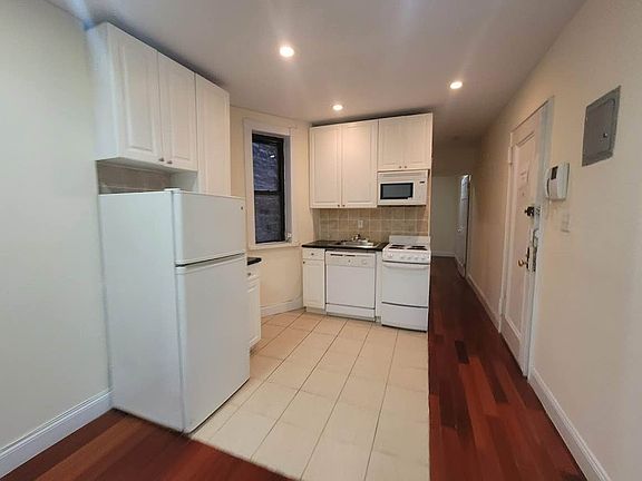 3rd image of 315 E 73rd St #96
