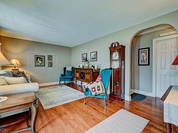 5th image of 115 Olive Ave
