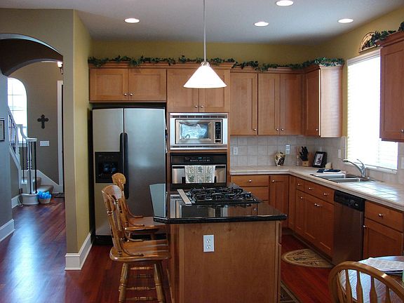 Kitchen: ss appl., granite slab island, tile counters