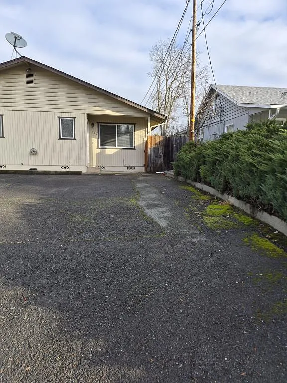 1410 SW G St photo 1