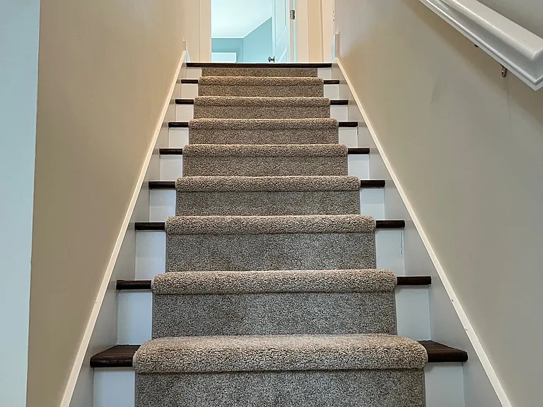 Hardwood stairs w/runner to 2nd level