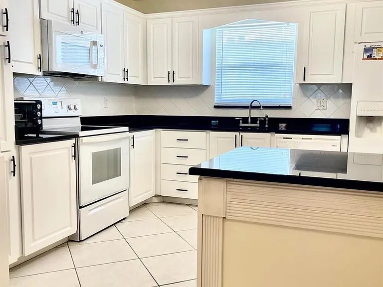 105 Oxford Ct #105-500 — Photo 7